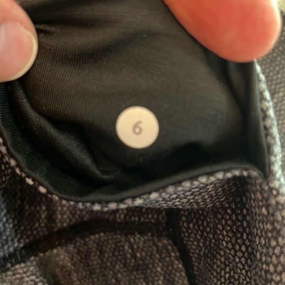 Lululemons Athletica Heathered Black/Gray Wunder Under Cropped Leggings Size 6 - Picture 4 of 4